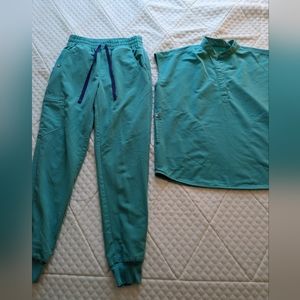 Figs scrubs set - Surgical green with navy tie